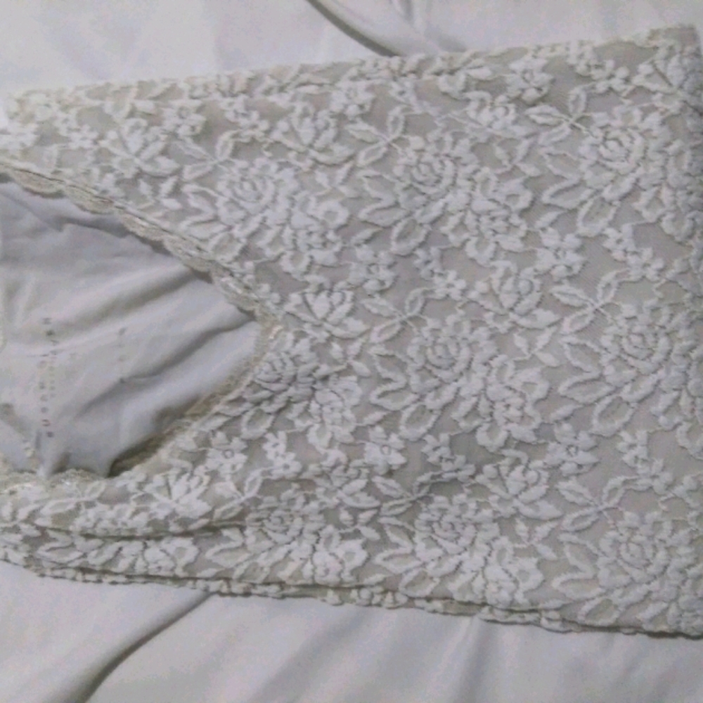 Lined sleeveless blouse with lace overlay